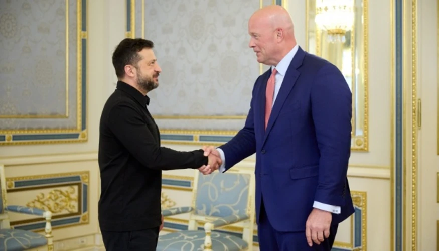 Президент Володимир Зеленський під час зустрічі з послом США при НАТО Метью Вітакером і командувачем Спеціальної місії НАТО