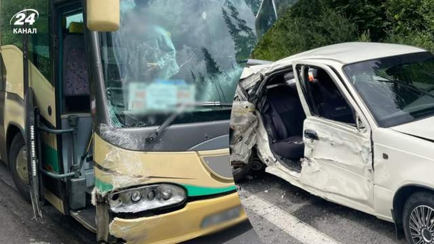 Місце зіткнення Daewoo Nexia та автобуса Mercedes-Benz на автодорозі Київ – Чоп у селі Козьова