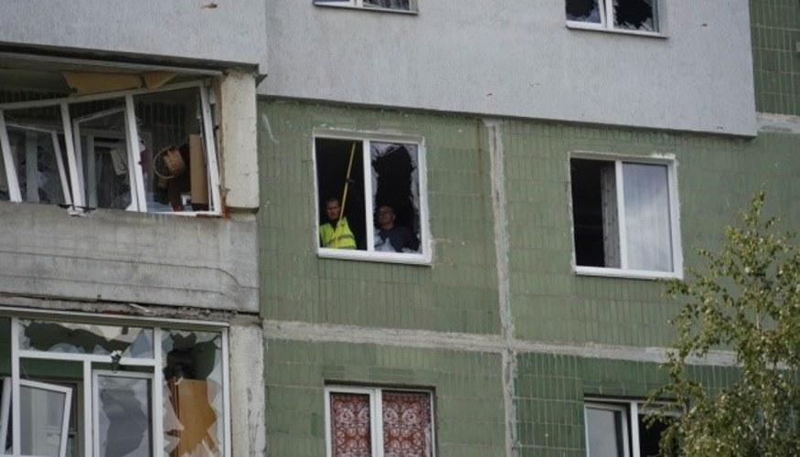 Наслідки удару КАБами по Сумах: пошкоджені багатоповерхівки, вибиті вікна та робота комунальних служб