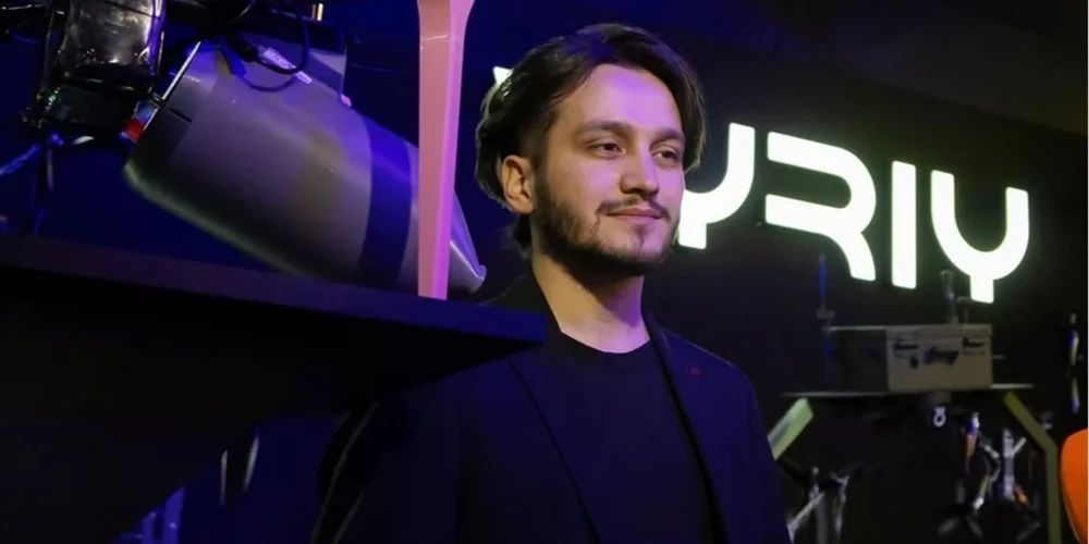 Офіс компанії Vyriy Industries та пачки гривень як позначення повернутих коштів