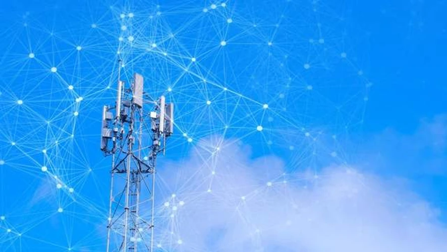 Смартфон із позначкою 5G на тлі Майдану Незалежності