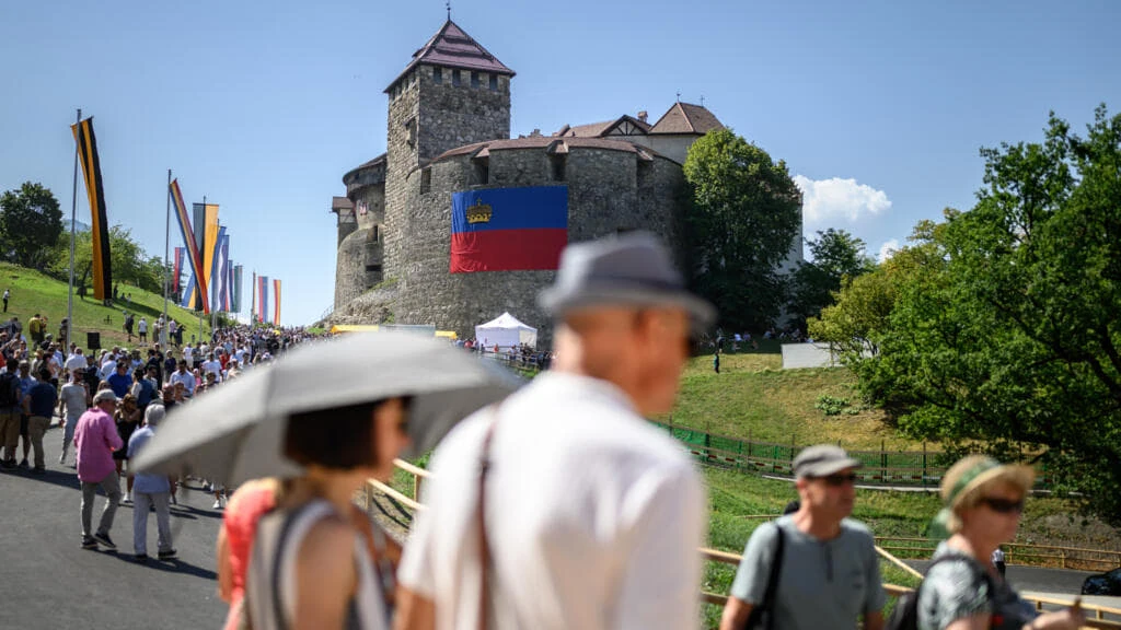 Прапор Ліхтенштейну, фото з джерела Укрінформ