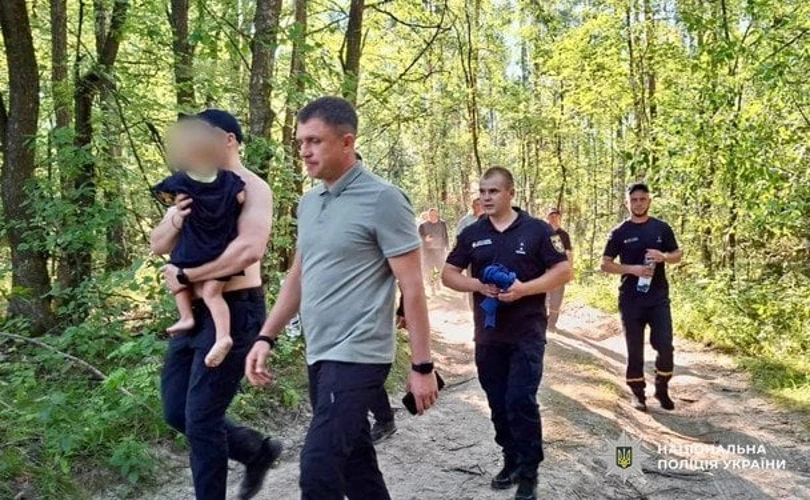 Поліціянти та рятувальники в лісовому масиві під час пошуку зниклого хлопчика на Житомирщині