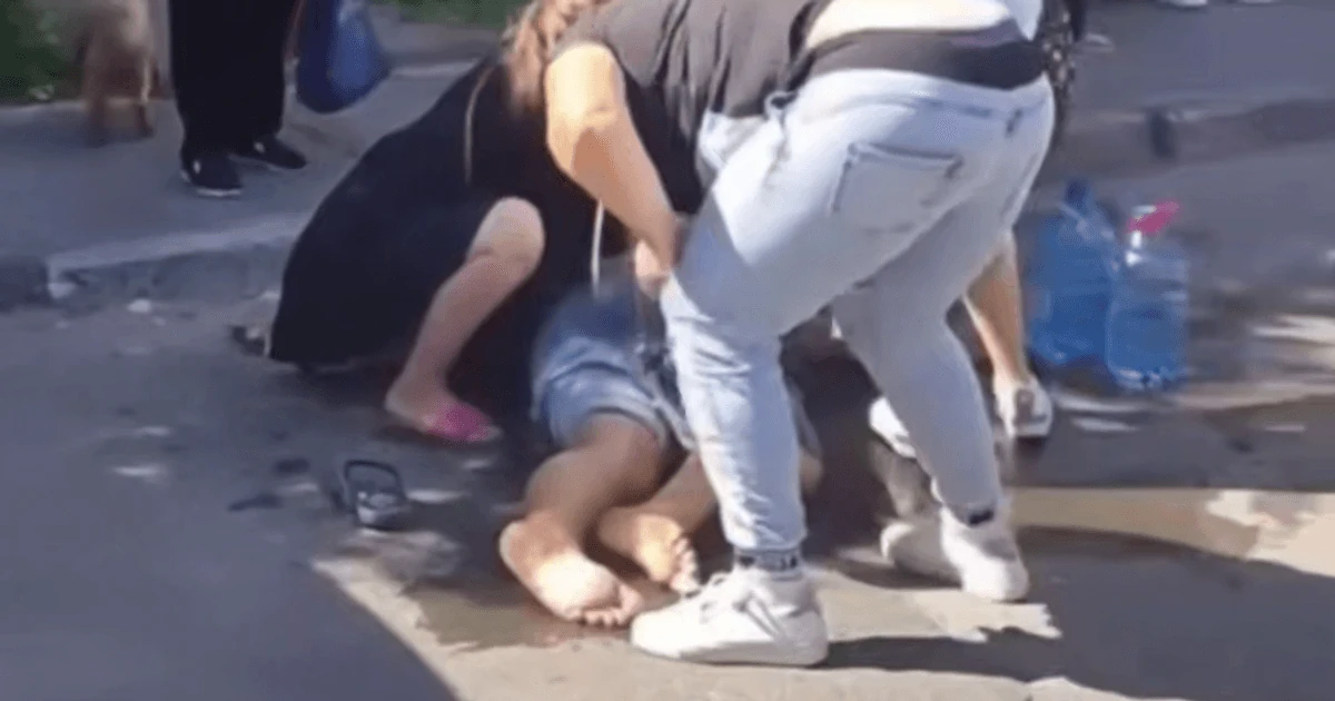 Будівля Сихівського районного ТЦК та СП у Львові та бригада швидкої допомоги поруч