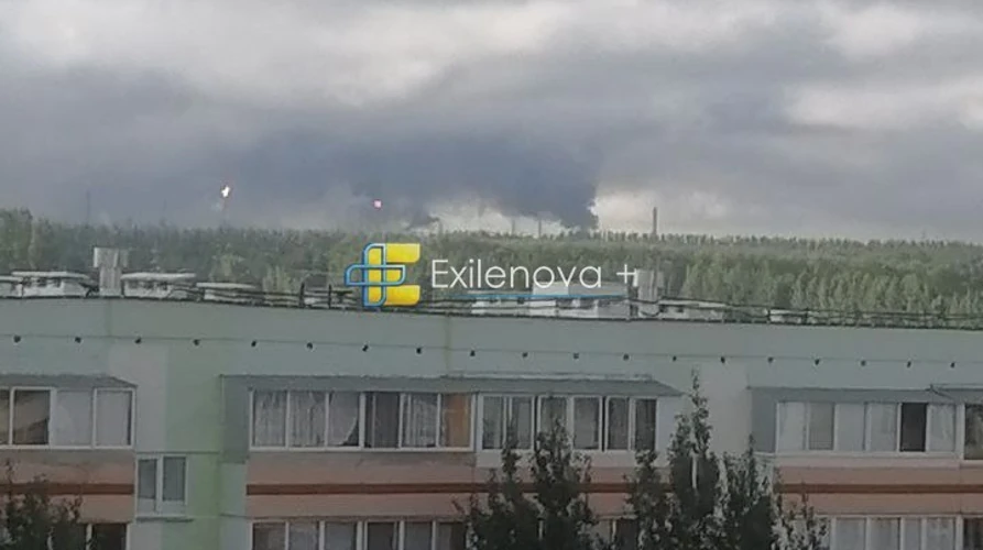 Стовпи диму над промисловою зоною Нижньокамська після атаки дронів 10 серпня 2026 року