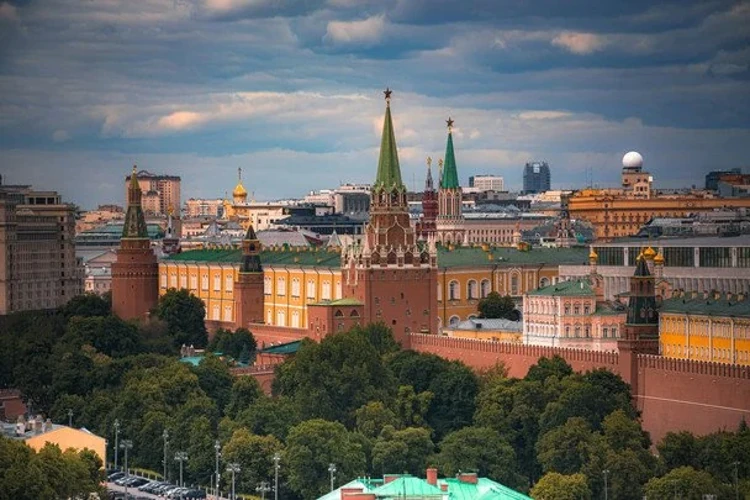 Будівля МЗС Росії на тлі російського прапора, поряд напис про відмову від переговорів