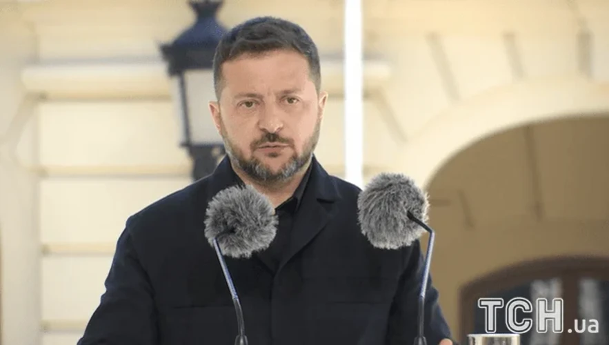 Президент України Володимир Зеленський під час спільної пресконференції з Аларом Карісом