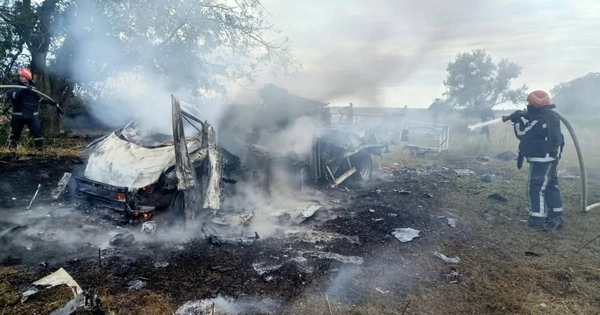 Автомобіль працівників ДТЕК після удару російського безпілотника на Одещині (за наявними фото Одеської ОВА)