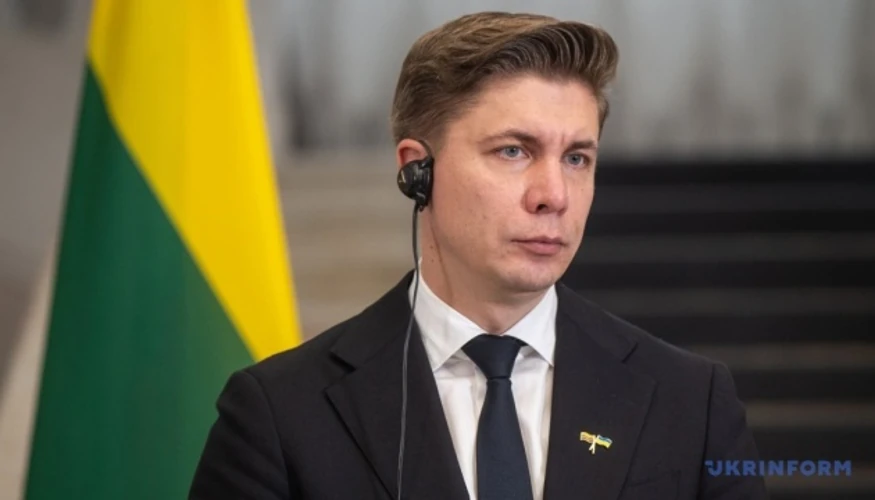 Прапор Литви на тлі карти Сувальського коридору